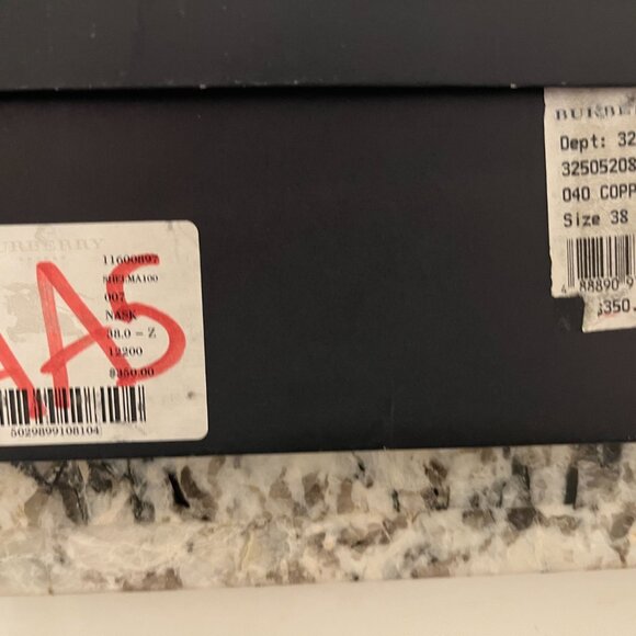 Burberry. New .Never Worn. Priced to sell. - Picture 4 of 4